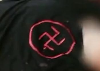 O atirador que matou pelo menos 13 pessoas — incluindo sete crianças — numa escola na cidade russa de Izhevsk, na região central do país, nesta segunda-feira, usava uma blusa com a suástica nazista estampada no peito.