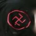 O atirador que matou pelo menos 13 pessoas — incluindo sete crianças — numa escola na cidade russa de Izhevsk, na região central do país, nesta segunda-feira, usava uma blusa com a suástica nazista estampada no peito.