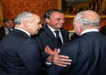 Bolsonaro cumprimentando rei charles