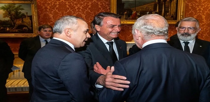Bolsonaro cumprimentando rei charles