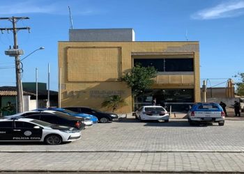 Duas crianças, de 11 e 12 anos, foram mortas a tiros dentro de casa na madrugada desta segunda-feira (19), na localidade de Barra de Itabapoana