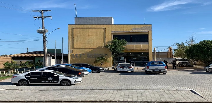 Duas crianças, de 11 e 12 anos, foram mortas a tiros dentro de casa na madrugada desta segunda-feira (19), na localidade de Barra de Itabapoana