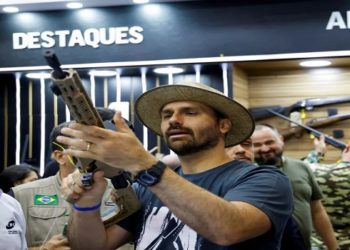 O filho “zero 3” do presidente Jair Bolsonaro (PL), Eduardo Bolsonaro (PL-SP), convocou nesta segunda-feira (5) por meio das redes sociais brasileiros que possuem armas legalizadas a serem “voluntários” em defesa do governante.