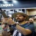 O filho “zero 3” do presidente Jair Bolsonaro (PL), Eduardo Bolsonaro (PL-SP), convocou nesta segunda-feira (5) por meio das redes sociais brasileiros que possuem armas legalizadas a serem “voluntários” em defesa do governante.