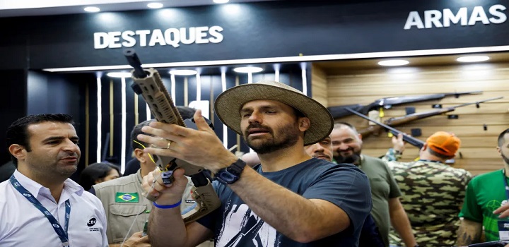 O filho “zero 3” do presidente Jair Bolsonaro (PL), Eduardo Bolsonaro (PL-SP), convocou nesta segunda-feira (5) por meio das redes sociais brasileiros que possuem armas legalizadas a serem “voluntários” em defesa do governante.