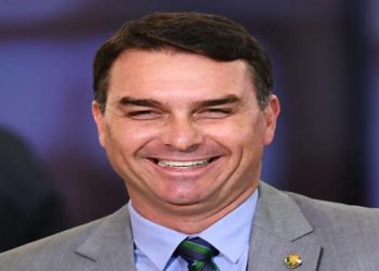 Flávio Bolsonaro, Rachadinhas, dinheiro vivo