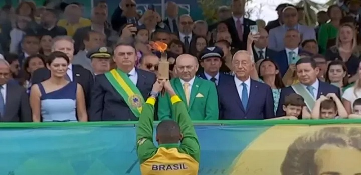 O empresário Luciano Hang, conhecido como "Véio da Havan", desfilou nesta quarta-feira (07/09) ao lado do presidente Jair Bolsonaro no evento oficial de 7 de setembro na Esplanada dos Ministérios, em Brasília.