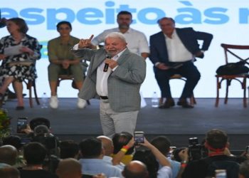 A distância entre os candidatos Luiz Inácio Lula da Silva (PT) e Jair Bolsonaro (PL) entre os eleitores evangélicos tem diminuído, como mostrou a nova pesquisa Datafolha
