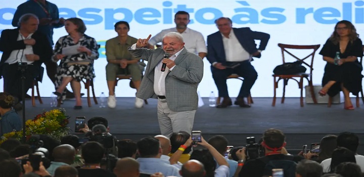 A distância entre os candidatos Luiz Inácio Lula da Silva (PT) e Jair Bolsonaro (PL) entre os eleitores evangélicos tem diminuído, como mostrou a nova pesquisa Datafolha