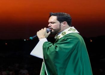 No festival Hallel em Franca, padre pede, e fiéis usuários jogam drogas no palco