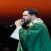 No festival Hallel em Franca, padre pede, e fiéis usuários jogam drogas no palco