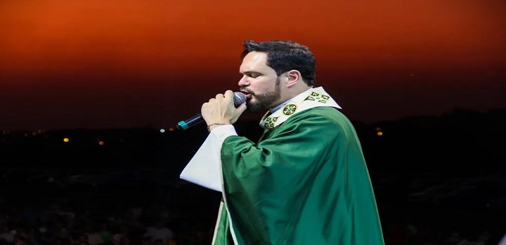 No festival Hallel em Franca, padre pede, e fiéis usuários jogam drogas no palco