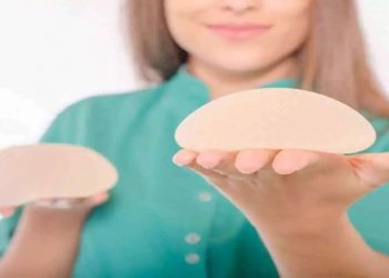 A Food and Drug Administration (FDA), agência reguladora dos Estados Unidos, alertou mulheres que têm implantes de mama, ou que estão pensando em obtê-los, que certos tipos de câncer podem se desenvolver no tecido da cicatriz que se forma ao redor do local.
