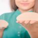 A Food and Drug Administration (FDA), agência reguladora dos Estados Unidos, alertou mulheres que têm implantes de mama, ou que estão pensando em obtê-los, que certos tipos de câncer podem se desenvolver no tecido da cicatriz que se forma ao redor do local.