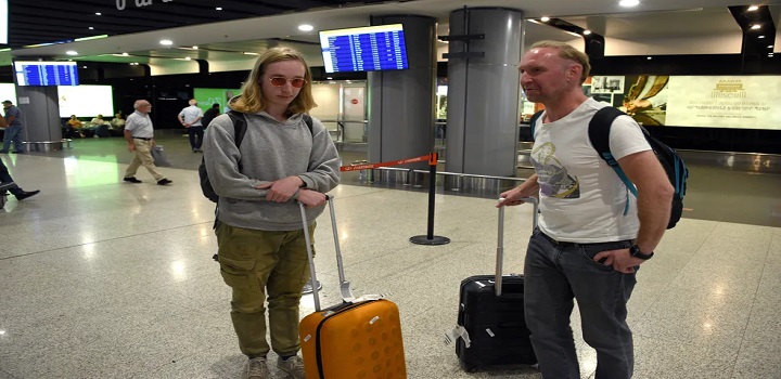 Russos chegam ao aeroporto de Yerevan, na Armênia — Foto: Karen MINASYAN / AFP