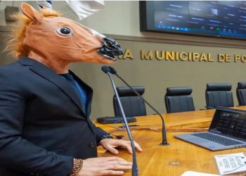 Vereador Leonel Radde se fantaisia de burro no RS
