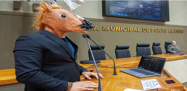 Vereador Leonel Radde se fantaisia de burro no RS