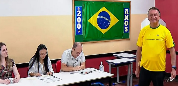 Bolsonaro votando