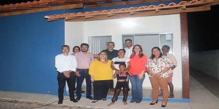 Quatro famílias de Quissamã, no Norte Fluminense, foram contempladas com a entrega de casas no bairro Conde de Araruama em programa habitacional da Prefeitura.