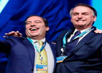 O grupo de vítimas de assédio sexual cometido dentro da Caixa, enquanto presidida por Pedro Guimarães, se posicionou após falas do presidente Jair Bolsonaro (PL). Em um podcast, Bolsonaro disse que não havia depoimentos contundentes de que houve algum tipo de abuso cometido pelos diretores do banco público. Depois da divulgação dos casos, o Ministério Público Federal passou a investigar as denúncias, assim como o Ministério Público do Trabalho. "Agora, não vi nenhum depoimento mais contundente de qualquer mulher. Vi depoimentos de mulheres que sugeriam que isso poderia ter acontecido. Está sendo investigado também", afirmou o presidente. Em nota, as advogadas que representam as vítimas afirmam ser estarrecedor Bolsonaro dizer que "não sejam contundentes atos relatados e atribuídos ao presidente de uma instituição do porte da Caixa, que deveria ter instrumentos de controle e governança eficientes, consistentes em violações profundas aos corpos, às imagens e à intimidade de servidoras do órgão". Pedro Guimarães deixou o comando da Caixa após forte pressão causada pela revelação de denúncias de assédio cometido enquanto presidente do banco. As vítimas de assédio dizem, ainda, "ser motivo de tristeza que condutas como apalpar seios e nádegas, beijar e cheirar pescoços e cabelos, convocar funcionárias até seus aposentos em hotéis sob pretextos profissionais diversos e recebê-las em trajes íntimos, além de constantes convites para 'massagens', 'banhos de piscina' ou idas a 'saunas' sejam naturalizados e tidos, repetimos, como 'não contundentes' pelo Chefe do Poder Executivo". Por fim, dizem que não vão se calar, apesar de posicionamentos como os de Bolsonaro. "Assim como em suas duras e desprezíveis palavras, fomos desacreditadas e relegadas à nossa própria sorte pela instituição que deveria garantir nossa integridade. Mas não nos calamos e não iremos nos calar." Leia na íntegra a nota das vítimas de assédio sexual na Caixa "À vista de recente entrevista concedida pelo Sr. Presidente da República, Jair Messias Bolsonaro, ao Portal Metrópoles na qual é por ele afirmado não existir “nada de contundente” nas denúncias feitas naquele que ficou publicamente conhecido como o ESCÂNDALO DE ASSÉDIO SEXUAL NA CAIXA e no qual é investigado o ex-presidente daquele órgão, Sr.Pedro Guimarães, em nome e a pedido das VÍTIMAS que representamos na esfera criminal neste caso, temos a dizer: Um, ser estarrecedor que para o Mandatário da nação não sejam contundentes atos relatados e atribuídos ao presidente de uma instituição do porte da Caixa, que deveria ter instrumentos de controle e governança eficientes, consistentes em violações profundas aos corpos, às imagens e à intimidade de servidoras do órgão; Dois, ser motivo de tristeza que condutas como apalpar seios e nádegas, beijar e cheirar pescoços e cabelos, convocar funcionárias até seus aposentos em hotéis sob pretextos profissionais diversos e recebê-las em trajes íntimos, além de constantes convites para ''massagens'', ''banhos de piscina'' ou idas a ''saunas'' sejam naturalizados e tidos, repetimos, como ''não contundentes'' pelo Chefe do Poder Executivo; Três, acima de tudo, é motivo de indignação e revolta que, ao minimizar a dor e o sofrimento já expressos em inúmeros depoimentos perante a Corregedoria da Caixa, o Ministério Público do Trabalho e, no âmbito criminal, o Ministério Público Federal, as VÍTIMAS tenham sua PALAVRA posta em dúvida em contribuição ao processo de REVITIMIZAÇÃO que um Presidente da República deveria ter como compromisso combater. Por fim, em respeito à voz das VÍTIMAS reproduzimos integralmente parte de sua manifestação: “Seria contundente, senhor Presidente da República, se o fato ocorresse com sua esposa ou filha? Acreditamos que sim. Pois saiba que além de mulheres, também somos esposas, filhas, mães e profissionais que foram abusadas, lesadas e agredidas pela conduta de alguém que deveria ser líder, mas que optou por ser algoz. E, assim como em suas duras e desprezíveis palavras, fomos desacreditadas e relegadas à nossa própria sorte pela instituição que deveria garantir nossa integridade. Mas não nos calamos e não iremos nos calar. A verdade, apenas a verdade, é suficientemente contundente para fazer justiça e para que outras mulheres não sofram o mesmo que nós." Brasília, 25 de outubro de 2022"