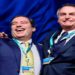 O grupo de vítimas de assédio sexual cometido dentro da Caixa, enquanto presidida por Pedro Guimarães, se posicionou após falas do presidente Jair Bolsonaro (PL). Em um podcast, Bolsonaro disse que não havia depoimentos contundentes de que houve algum tipo de abuso cometido pelos diretores do banco público. Depois da divulgação dos casos, o Ministério Público Federal passou a investigar as denúncias, assim como o Ministério Público do Trabalho. "Agora, não vi nenhum depoimento mais contundente de qualquer mulher. Vi depoimentos de mulheres que sugeriam que isso poderia ter acontecido. Está sendo investigado também", afirmou o presidente. Em nota, as advogadas que representam as vítimas afirmam ser estarrecedor Bolsonaro dizer que "não sejam contundentes atos relatados e atribuídos ao presidente de uma instituição do porte da Caixa, que deveria ter instrumentos de controle e governança eficientes, consistentes em violações profundas aos corpos, às imagens e à intimidade de servidoras do órgão". Pedro Guimarães deixou o comando da Caixa após forte pressão causada pela revelação de denúncias de assédio cometido enquanto presidente do banco. As vítimas de assédio dizem, ainda, "ser motivo de tristeza que condutas como apalpar seios e nádegas, beijar e cheirar pescoços e cabelos, convocar funcionárias até seus aposentos em hotéis sob pretextos profissionais diversos e recebê-las em trajes íntimos, além de constantes convites para 'massagens', 'banhos de piscina' ou idas a 'saunas' sejam naturalizados e tidos, repetimos, como 'não contundentes' pelo Chefe do Poder Executivo". Por fim, dizem que não vão se calar, apesar de posicionamentos como os de Bolsonaro. "Assim como em suas duras e desprezíveis palavras, fomos desacreditadas e relegadas à nossa própria sorte pela instituição que deveria garantir nossa integridade. Mas não nos calamos e não iremos nos calar." Leia na íntegra a nota das vítimas de assédio sexual na Caixa "À vista de recente entrevista concedida pelo Sr. Presidente da República, Jair Messias Bolsonaro, ao Portal Metrópoles na qual é por ele afirmado não existir “nada de contundente” nas denúncias feitas naquele que ficou publicamente conhecido como o ESCÂNDALO DE ASSÉDIO SEXUAL NA CAIXA e no qual é investigado o ex-presidente daquele órgão, Sr.Pedro Guimarães, em nome e a pedido das VÍTIMAS que representamos na esfera criminal neste caso, temos a dizer: Um, ser estarrecedor que para o Mandatário da nação não sejam contundentes atos relatados e atribuídos ao presidente de uma instituição do porte da Caixa, que deveria ter instrumentos de controle e governança eficientes, consistentes em violações profundas aos corpos, às imagens e à intimidade de servidoras do órgão; Dois, ser motivo de tristeza que condutas como apalpar seios e nádegas, beijar e cheirar pescoços e cabelos, convocar funcionárias até seus aposentos em hotéis sob pretextos profissionais diversos e recebê-las em trajes íntimos, além de constantes convites para ''massagens'', ''banhos de piscina'' ou idas a ''saunas'' sejam naturalizados e tidos, repetimos, como ''não contundentes'' pelo Chefe do Poder Executivo; Três, acima de tudo, é motivo de indignação e revolta que, ao minimizar a dor e o sofrimento já expressos em inúmeros depoimentos perante a Corregedoria da Caixa, o Ministério Público do Trabalho e, no âmbito criminal, o Ministério Público Federal, as VÍTIMAS tenham sua PALAVRA posta em dúvida em contribuição ao processo de REVITIMIZAÇÃO que um Presidente da República deveria ter como compromisso combater. Por fim, em respeito à voz das VÍTIMAS reproduzimos integralmente parte de sua manifestação: “Seria contundente, senhor Presidente da República, se o fato ocorresse com sua esposa ou filha? Acreditamos que sim. Pois saiba que além de mulheres, também somos esposas, filhas, mães e profissionais que foram abusadas, lesadas e agredidas pela conduta de alguém que deveria ser líder, mas que optou por ser algoz. E, assim como em suas duras e desprezíveis palavras, fomos desacreditadas e relegadas à nossa própria sorte pela instituição que deveria garantir nossa integridade. Mas não nos calamos e não iremos nos calar. A verdade, apenas a verdade, é suficientemente contundente para fazer justiça e para que outras mulheres não sofram o mesmo que nós." Brasília, 25 de outubro de 2022"