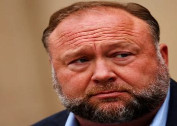 Alex Jones fala com a imprensa após depoimento em segundo julgamento sobre indenização a vítimas de Sandy Hook, em 4 de outubro de 2022 — Foto: Mike Segar/Reuters