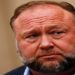 Alex Jones fala com a imprensa após depoimento em segundo julgamento sobre indenização a vítimas de Sandy Hook, em 4 de outubro de 2022 — Foto: Mike Segar/Reuters