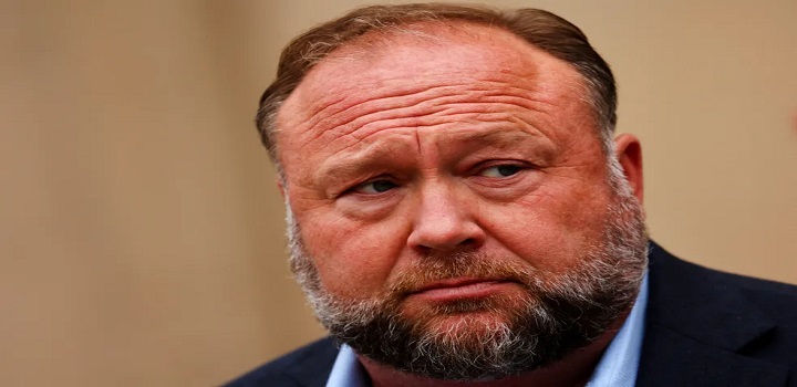 Alex Jones fala com a imprensa após depoimento em segundo julgamento sobre indenização a vítimas de Sandy Hook, em 4 de outubro de 2022 — Foto: Mike Segar/Reuters