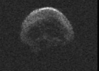 asteroide em forma de caveira