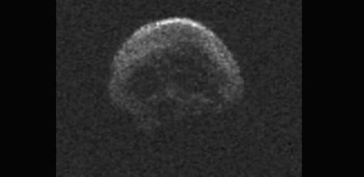 asteroide em forma de caveira
