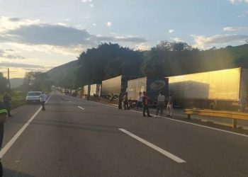 Caminhoneiros suspendem greve após MP que endurece regras do frete.