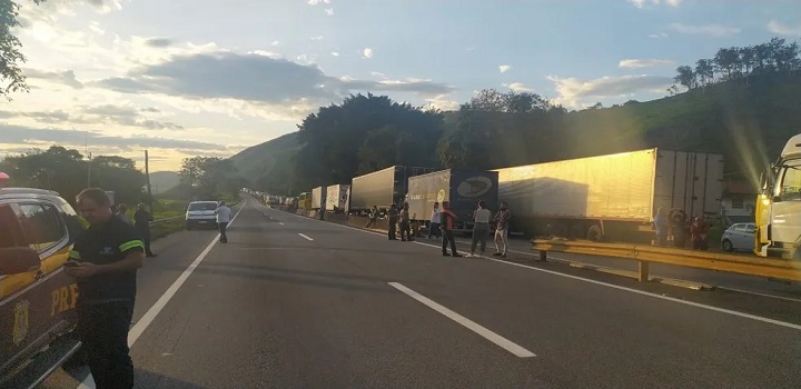 Caminhoneiros suspendem greve após MP que endurece regras do frete.