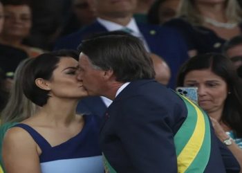Michele Bolsonaro deixa de seguir marido