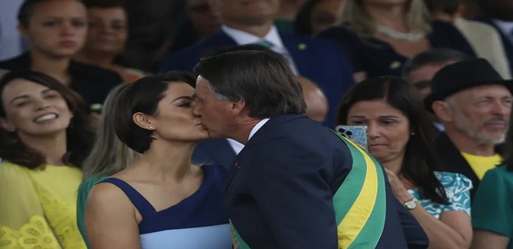Michele Bolsonaro deixa de seguir marido