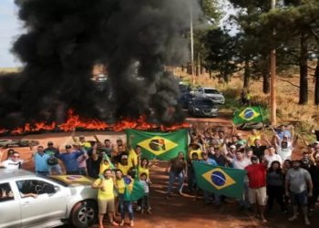 O ministro do Supremo Tribunal Federal Alexandre de Moraes determinou nesta segunda-feira (31) que a Polícia Rodoviária Federal e as Polícias Militares estaduais tomem medidas imediatas para desbloquear as rodovias do país