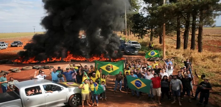 O ministro do Supremo Tribunal Federal Alexandre de Moraes determinou nesta segunda-feira (31) que a Polícia Rodoviária Federal e as Polícias Militares estaduais tomem medidas imediatas para desbloquear as rodovias do país