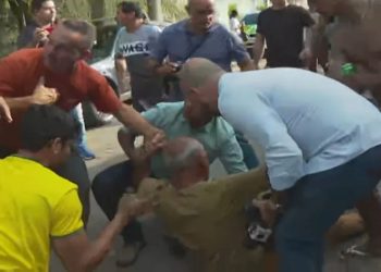 REPORTER DA INTERTV AGREDIDO POR MANIFESTANTES BOLSONARISTAS