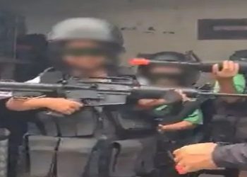 EVENTO DA PM COM CRIANÇAS ARMADAS NO RJ