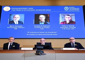 Membros da Real Academia Sueca de Ciências Tore Ellingsen, Hans Ellegren e John Hassler anunciam o Prêmio Nobel de Ciências Econômicas de 2022 ( Foto: TT News Agency/Anders Wiklund via REUTERS)