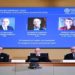 Membros da Real Academia Sueca de Ciências Tore Ellingsen, Hans Ellegren e John Hassler anunciam o Prêmio Nobel de Ciências Econômicas de 2022 ( Foto: TT News Agency/Anders Wiklund via REUTERS)