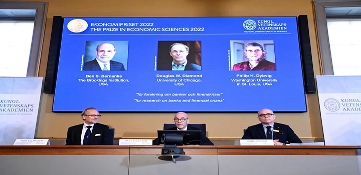 Membros da Real Academia Sueca de Ciências Tore Ellingsen, Hans Ellegren e John Hassler anunciam o Prêmio Nobel de Ciências Econômicas de 2022 ( Foto: TT News Agency/Anders Wiklund via REUTERS)