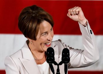a vitória de uma mulher abertamente lésbica para o cargo de governadora. A democrata Maura Healey, de 51 anos,