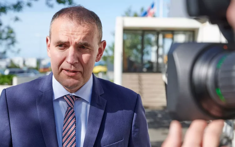 Piada gera crise: o presidente da Islândia Guðni Th. Jóhannesson e a história da pizza de abacaxi