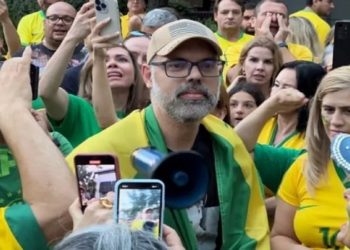 FORAGIDO ALLAN DOS SANTOS APARECE EM ATO NOS EUA