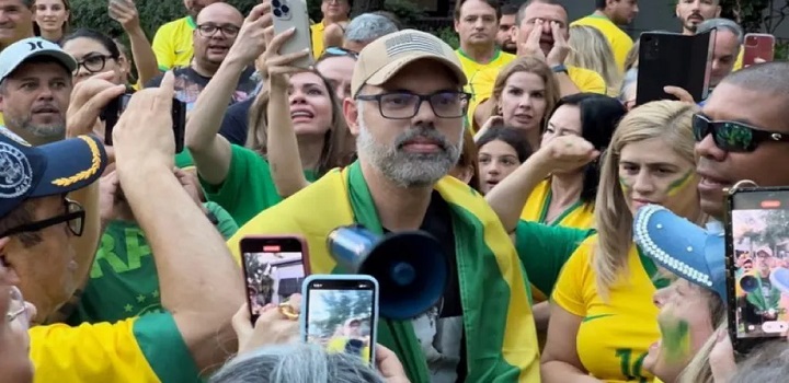 FORAGIDO ALLAN DOS SANTOS APARECE EM ATO NOS EUA