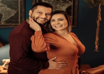 Andressa Urach pede sacrificio do filho