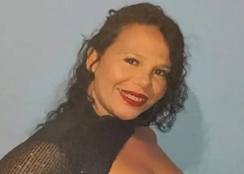 Uma mulher de 36 anos morreu nesta segunda-feira (21) após atirar contra a própria cabeça acidentalmente