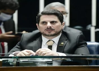 Senado afasta Marcos do Val por 115 dias para tratamento de saúde. Senador segue recebendo salário enquanto é investigado no STF por suspeita de conspiração golpista.