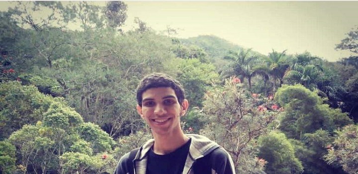 O professor Henri Mathieux Freitas Drilard, de 30 anos, foi morto e teve o corpo esquartejado pelo próprio irmão. O crime aconteceu dentro do quarto de um apartamento