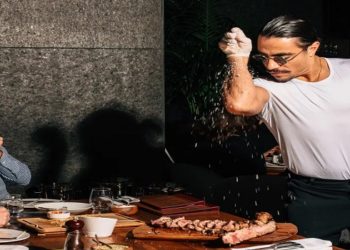 Nusret Gokce, o chef conhecido pelos fãs do Instagram como Salt Bae, demonstrando sua famosa técnica no Nusr-Et Steakhouse.Crédito...Cole Wilson para o The New York Times